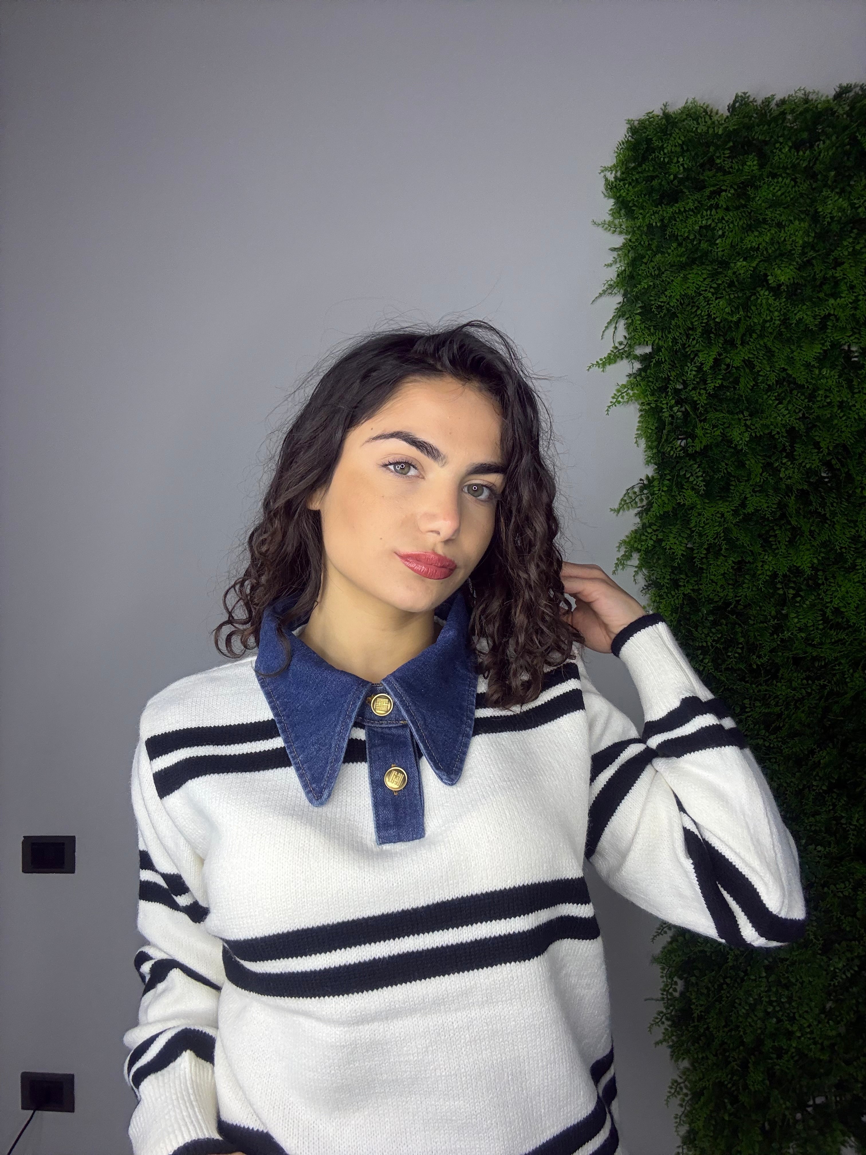 Maglioncino con colletto denim