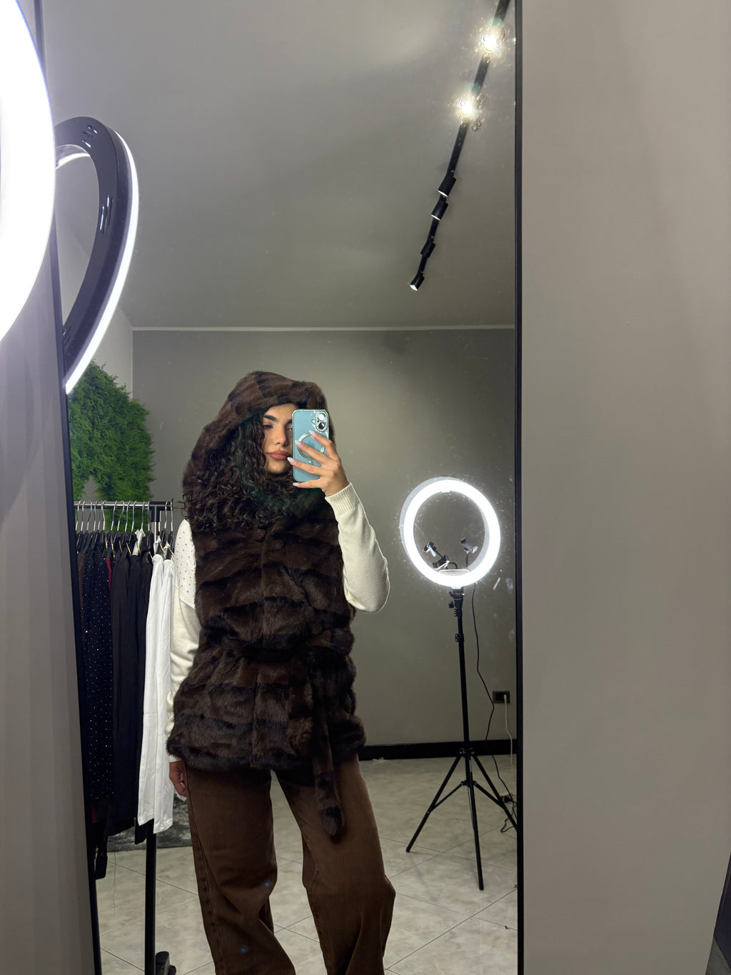 Pelliccia smanicato cioccolato con variazione di tono (effetto fasce/righe)