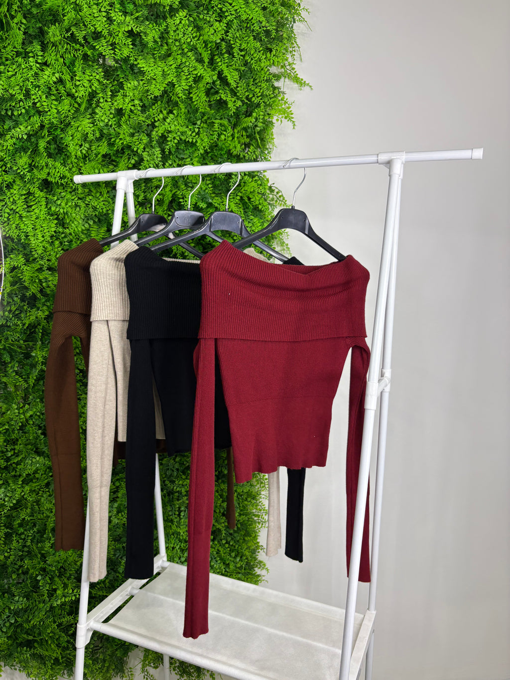 Maglioncino con scollo a barca