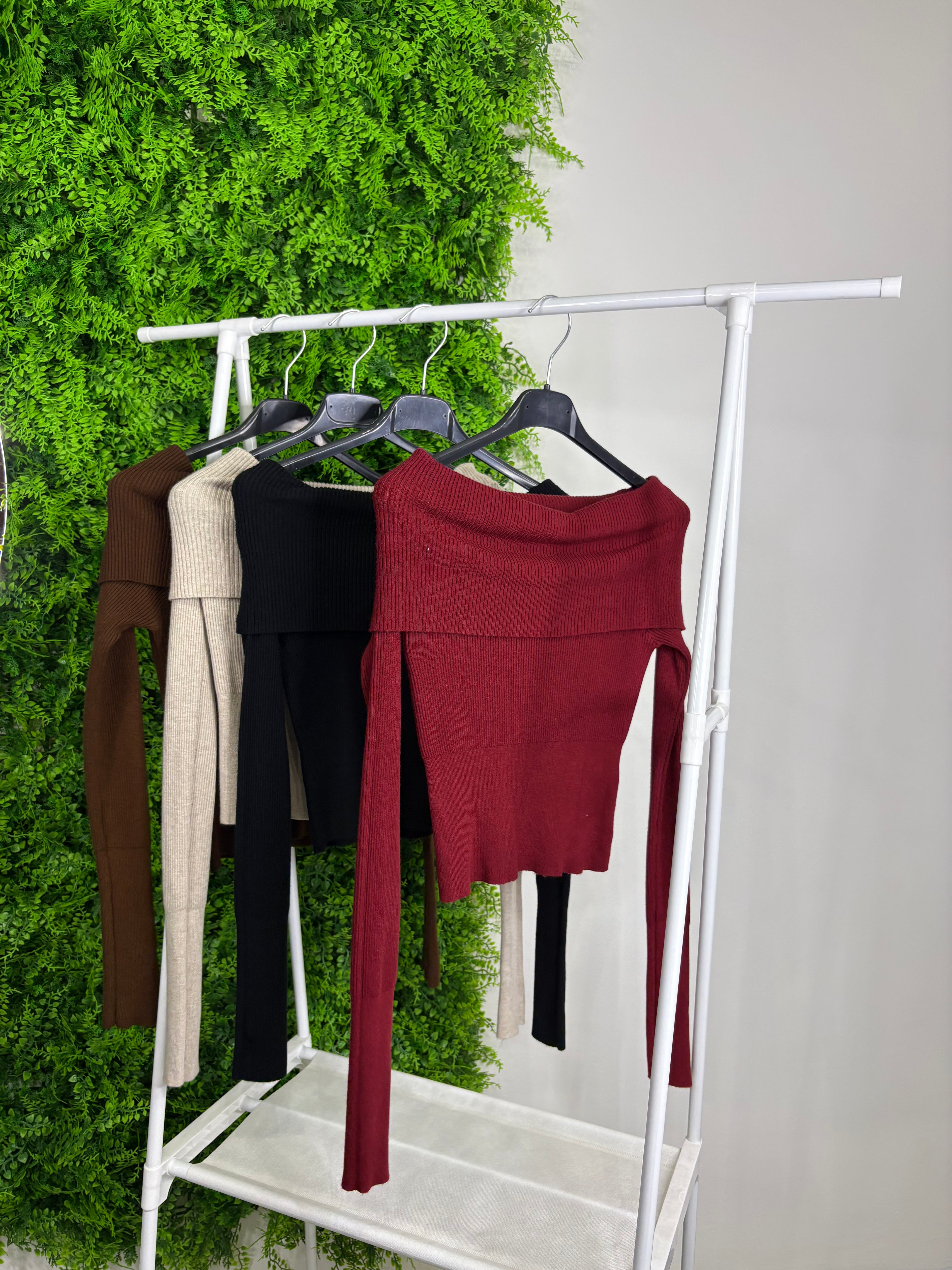 Maglioncino con scollo a barca