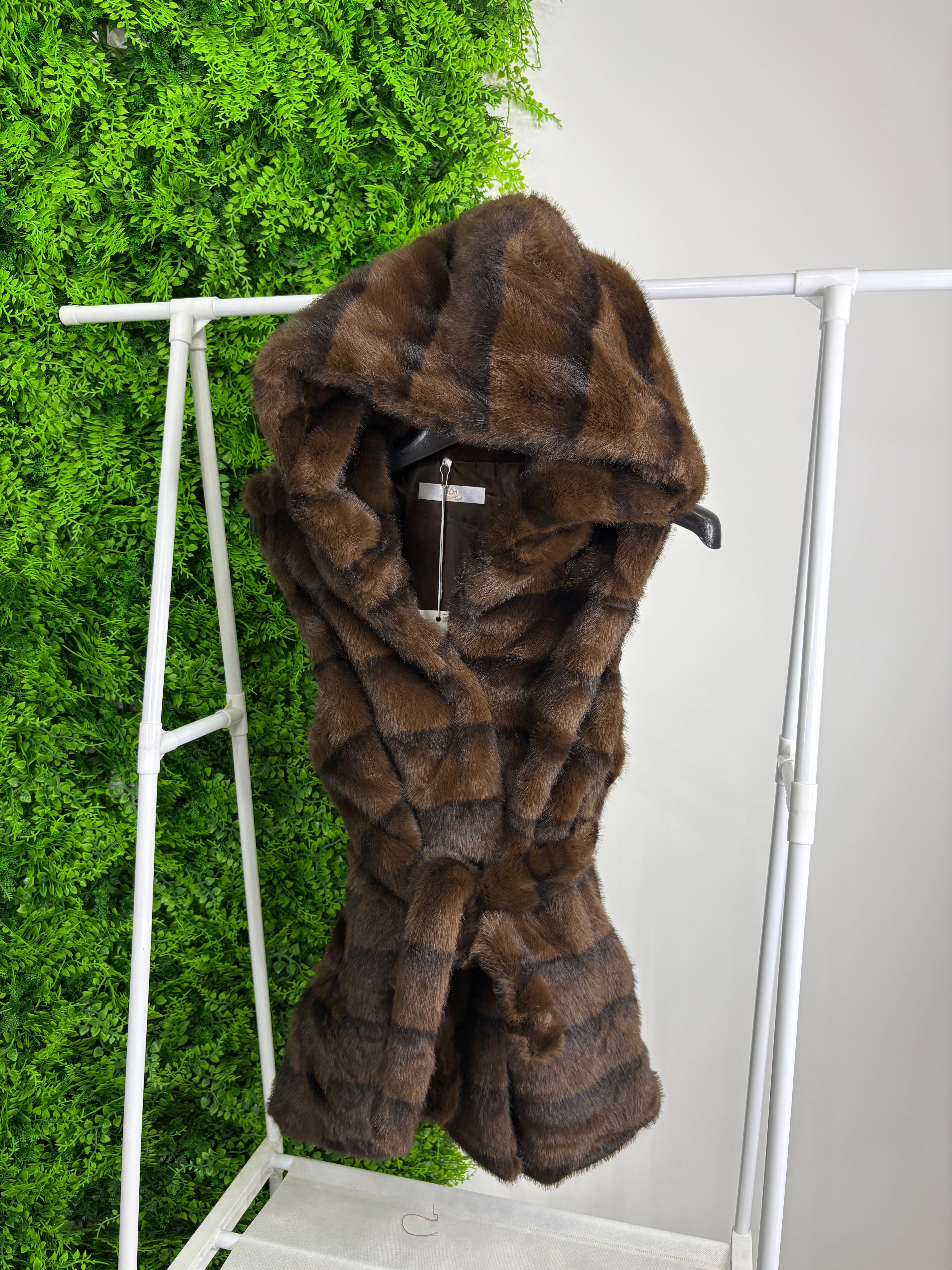 Pelliccia smanicato cioccolato con variazione di tono (effetto fasce/righe)