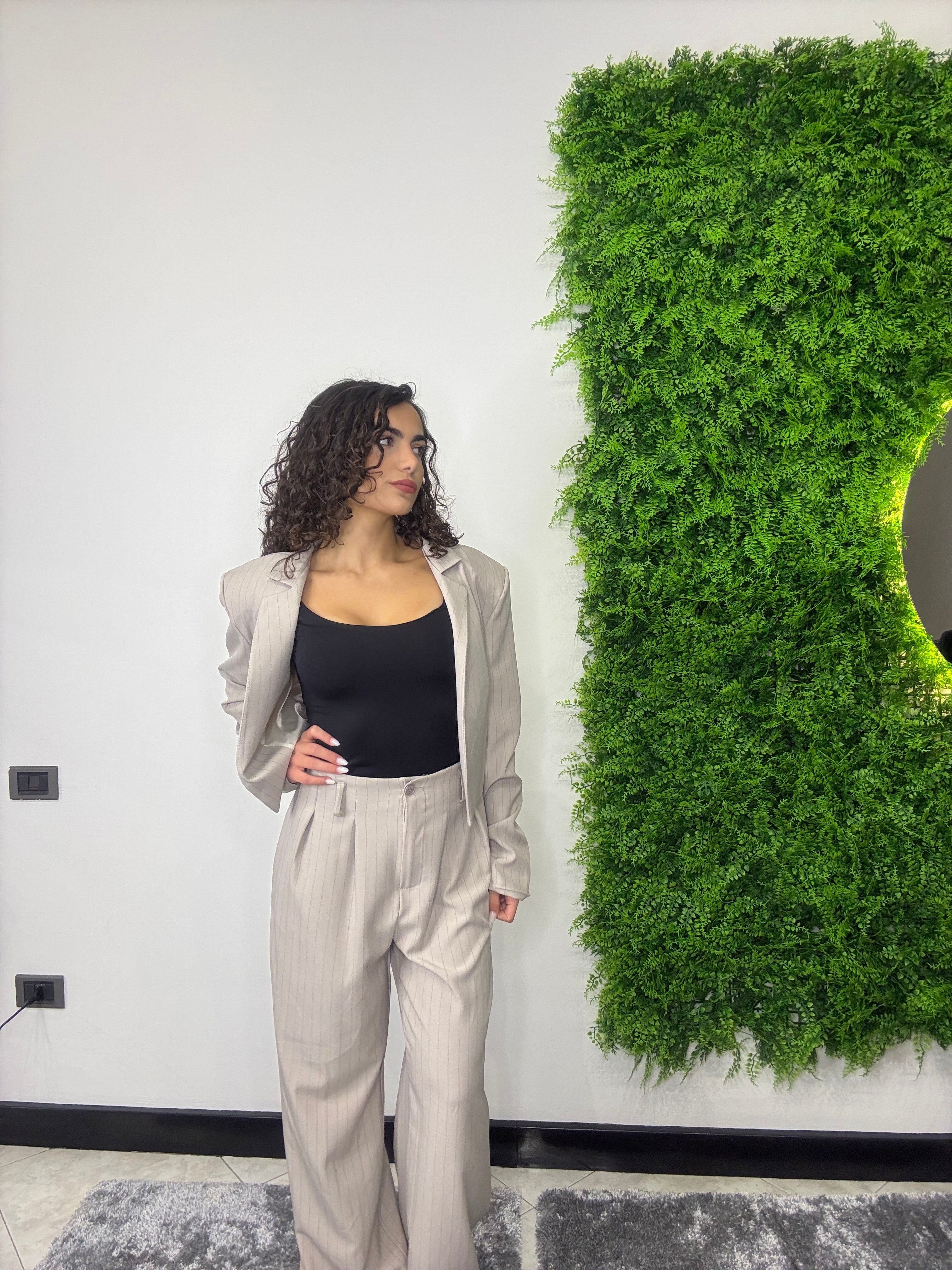 Tailleur pantalone a palazzo con giacca corta