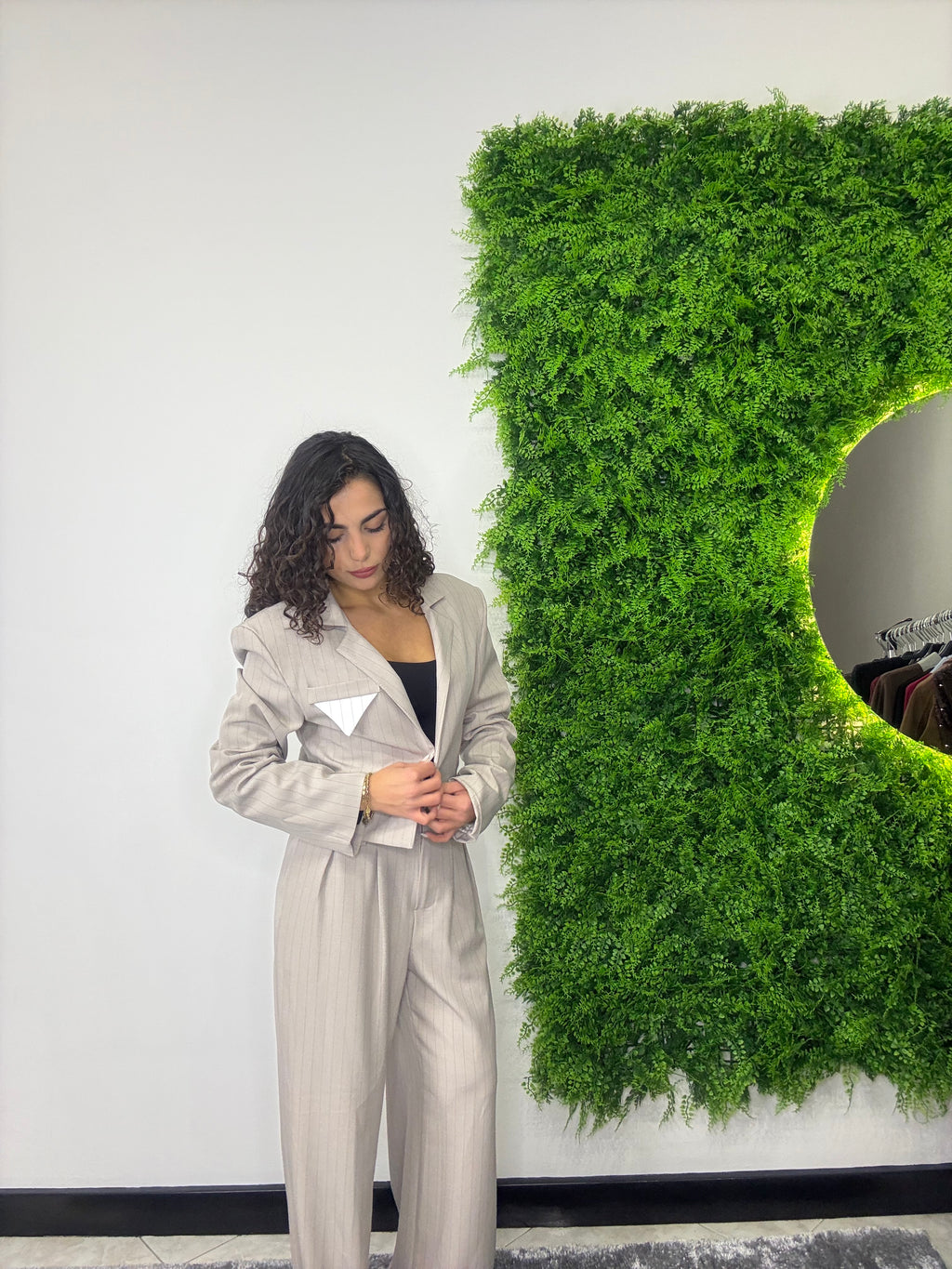 Tailleur pantalone a palazzo con giacca corta