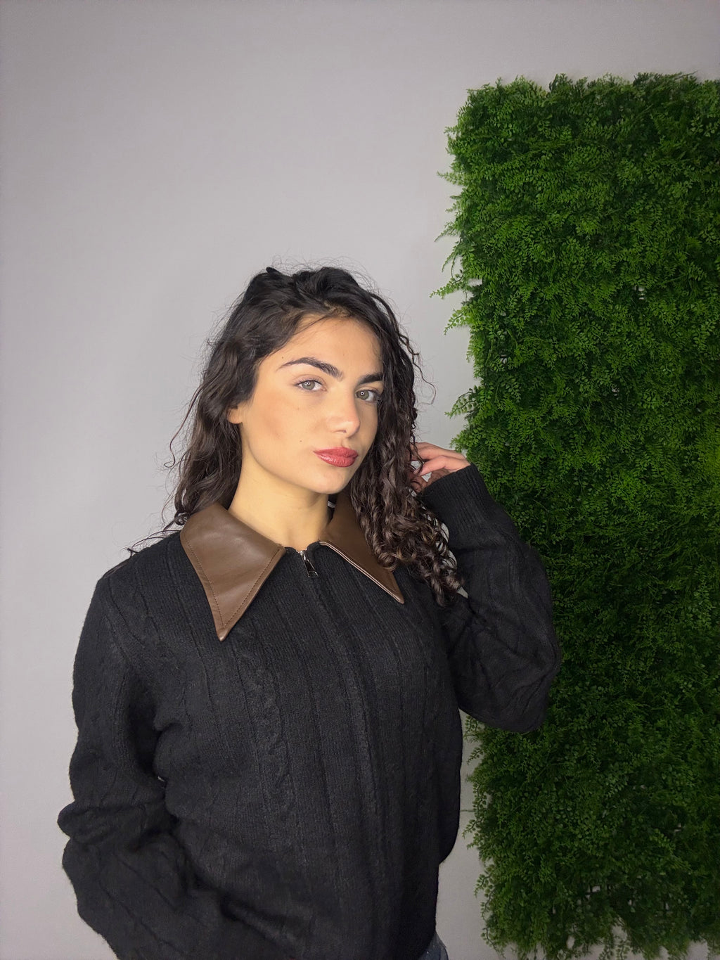 Maglioncino con colletto in pelle