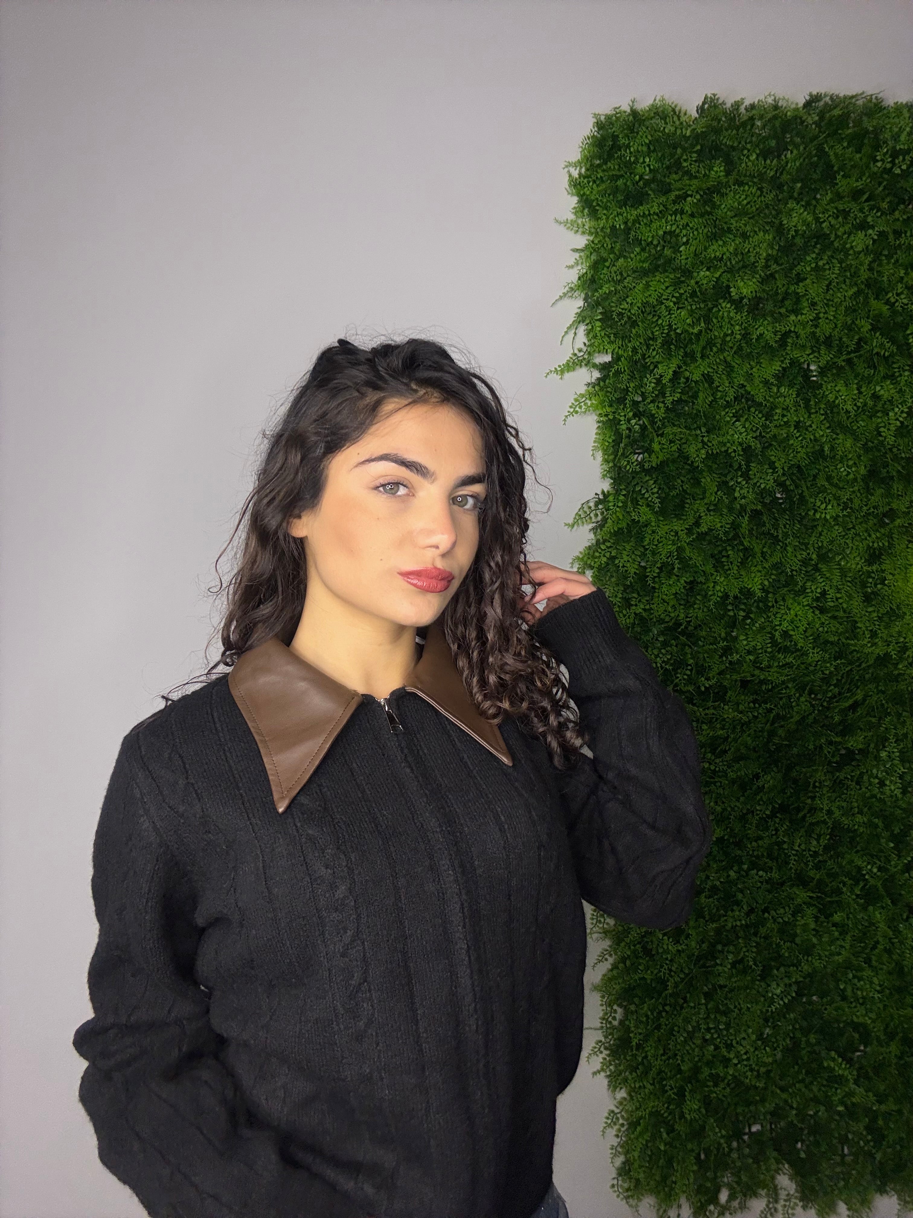 Maglioncino con colletto in pelle