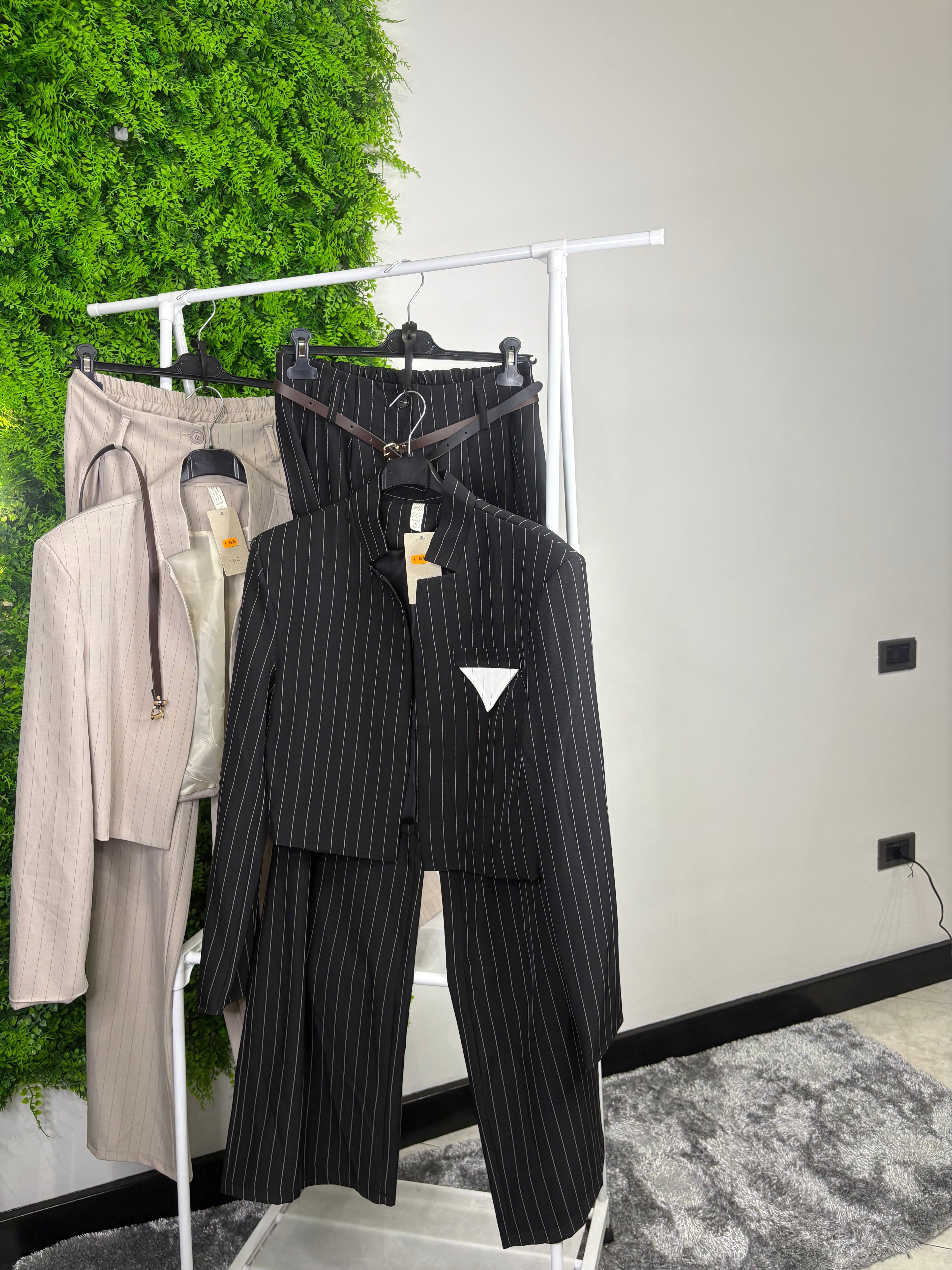 Tailleur pantalone a palazzo con giacca corta