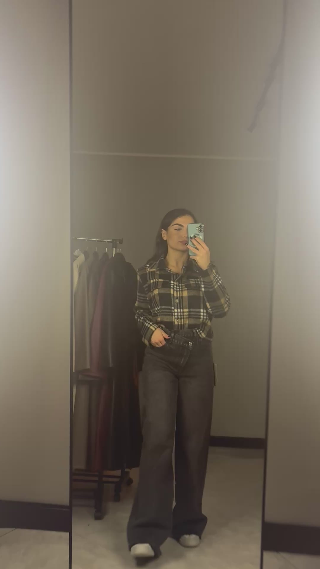 Jeans con chiusura incrociata/asimmetrica